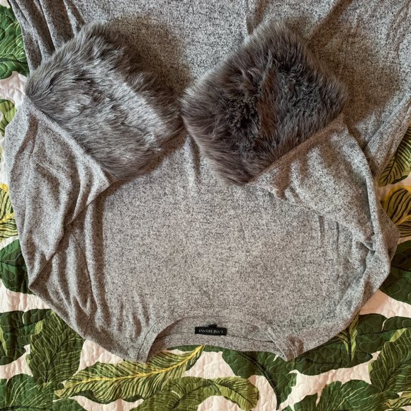 Super fun grey sweater with faux fur cuffs! Light and comfy! 18/20 Lane Bryant - Picture 3 of 12